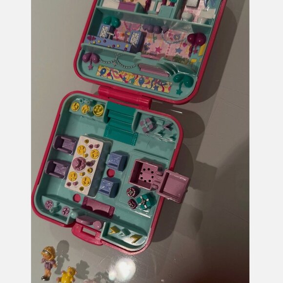 Polly Pocket Partytime Surprise Birthday COMPLETE Bluebird Vintage 1989 Figure - Picture 3 of 5